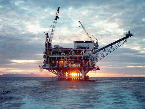 Platform Holly, an offshore oil platform near Santa Barbara, California. Photo: U.S. Department of Energy, Wikimedia CC.